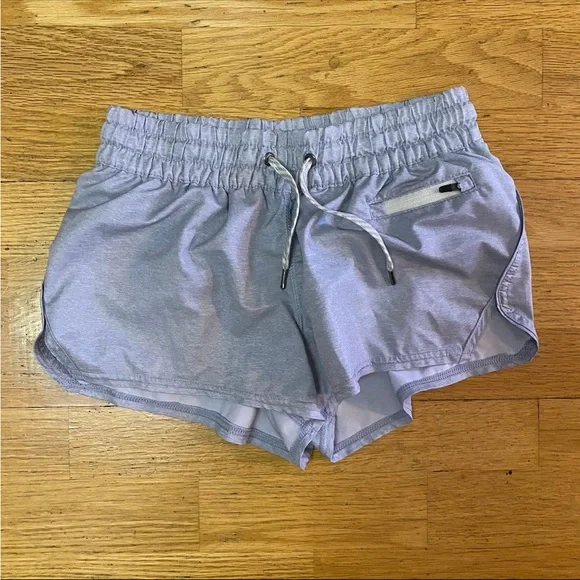Women’s xsmall gray Vuori clementine 2.5” shorts - Picture 3 of 6